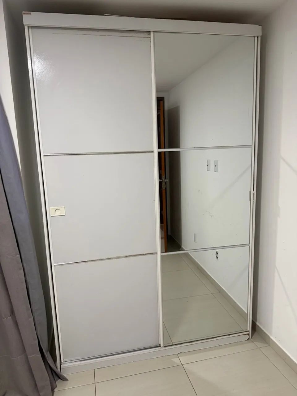 Vendo guarda roupa de duas portas com espelho 