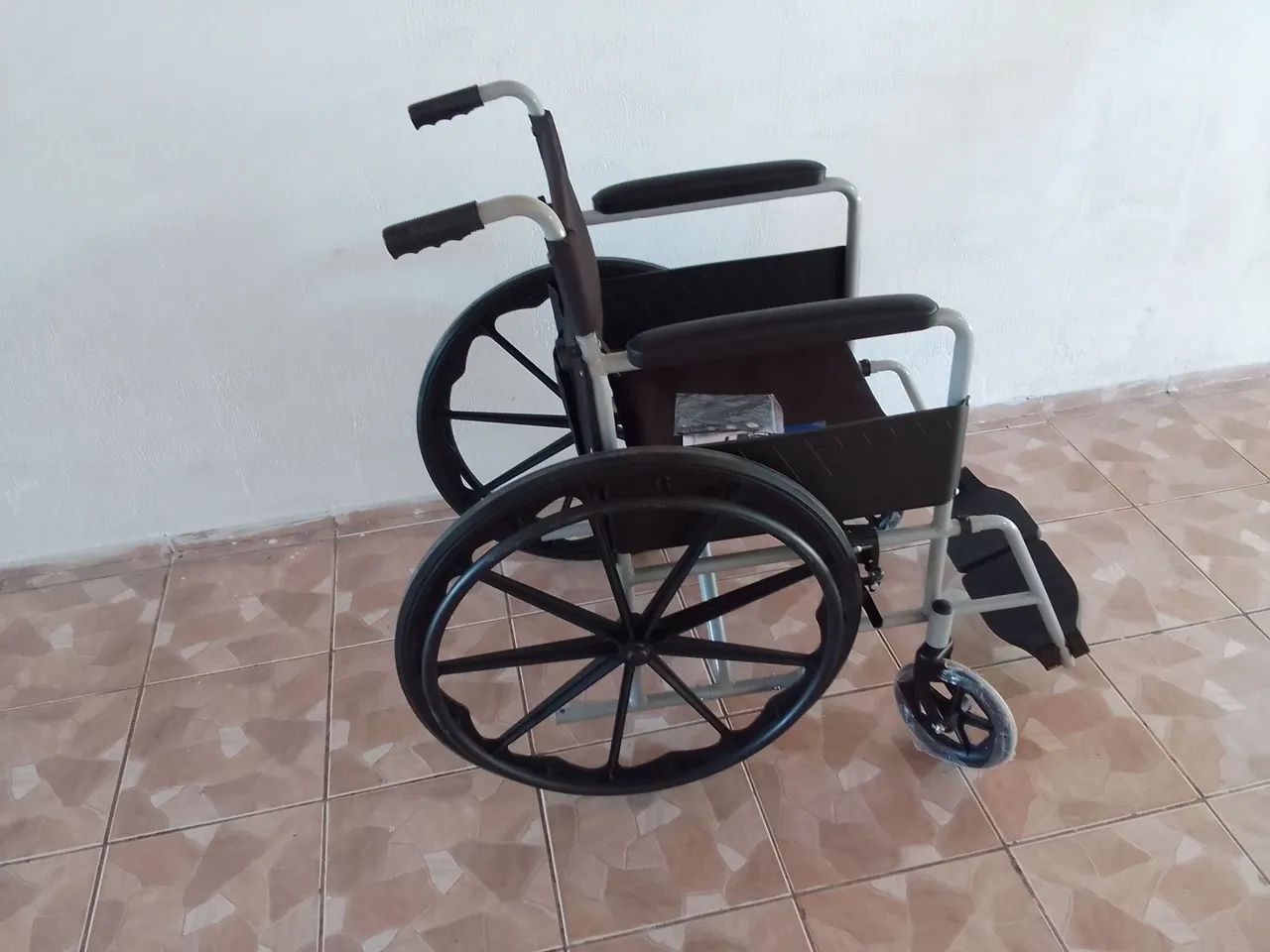 Cadeira de rodas novíssima 1 dia de uso. - Foto 5