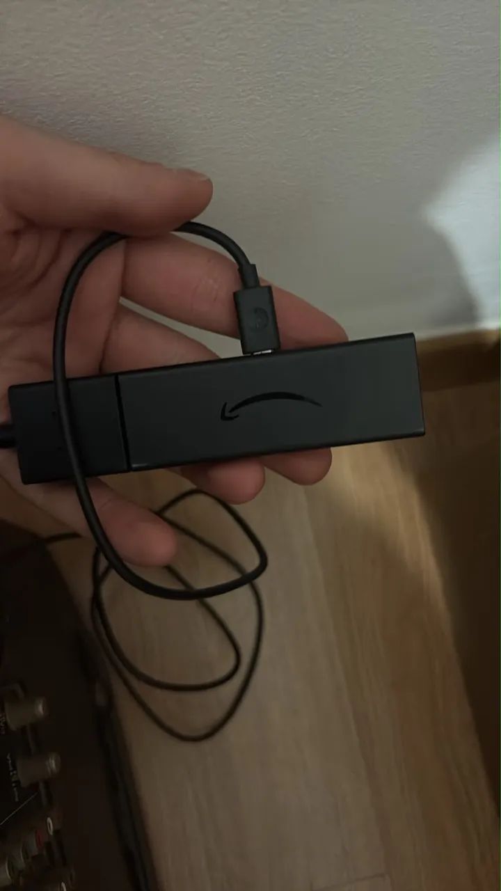 Vendo televisão LG 32 polegadas, NÃO É SMART acompanha firi stick Amazon 