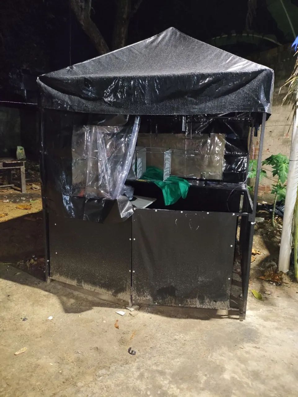 Tenda comercial com balcão 