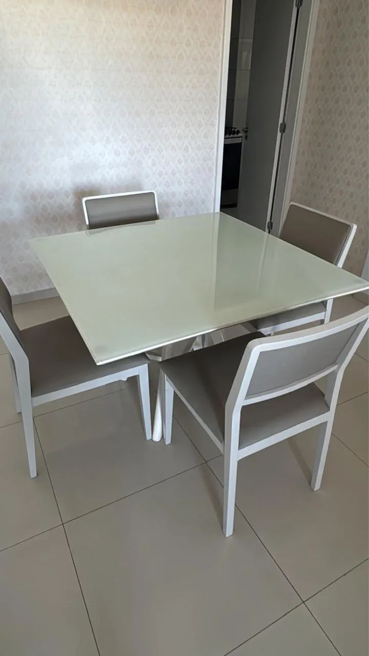 Vendo Mesa de Jantar semi nova