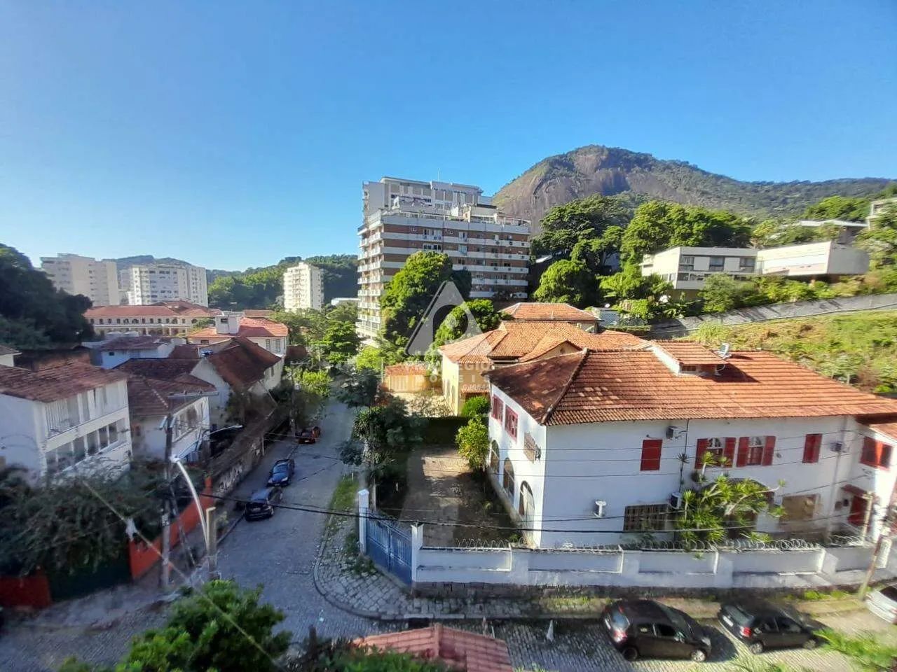 Quarto e sala em rua nobre, silenciosa e arborizada com vista ampla e sol da manhã