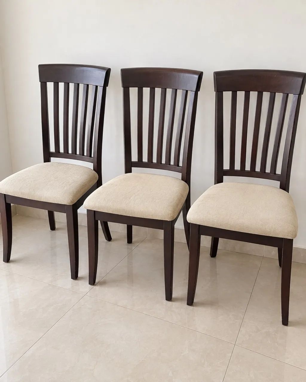 Conjunto com 3 cadeiras de madeira estofadas - Foto 2