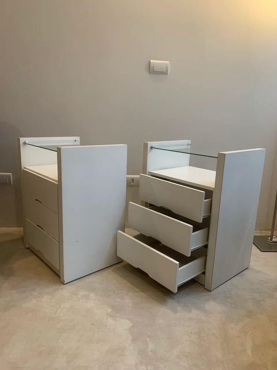 Mesas de cabeceira com 3 gavetas e tampo de vidro