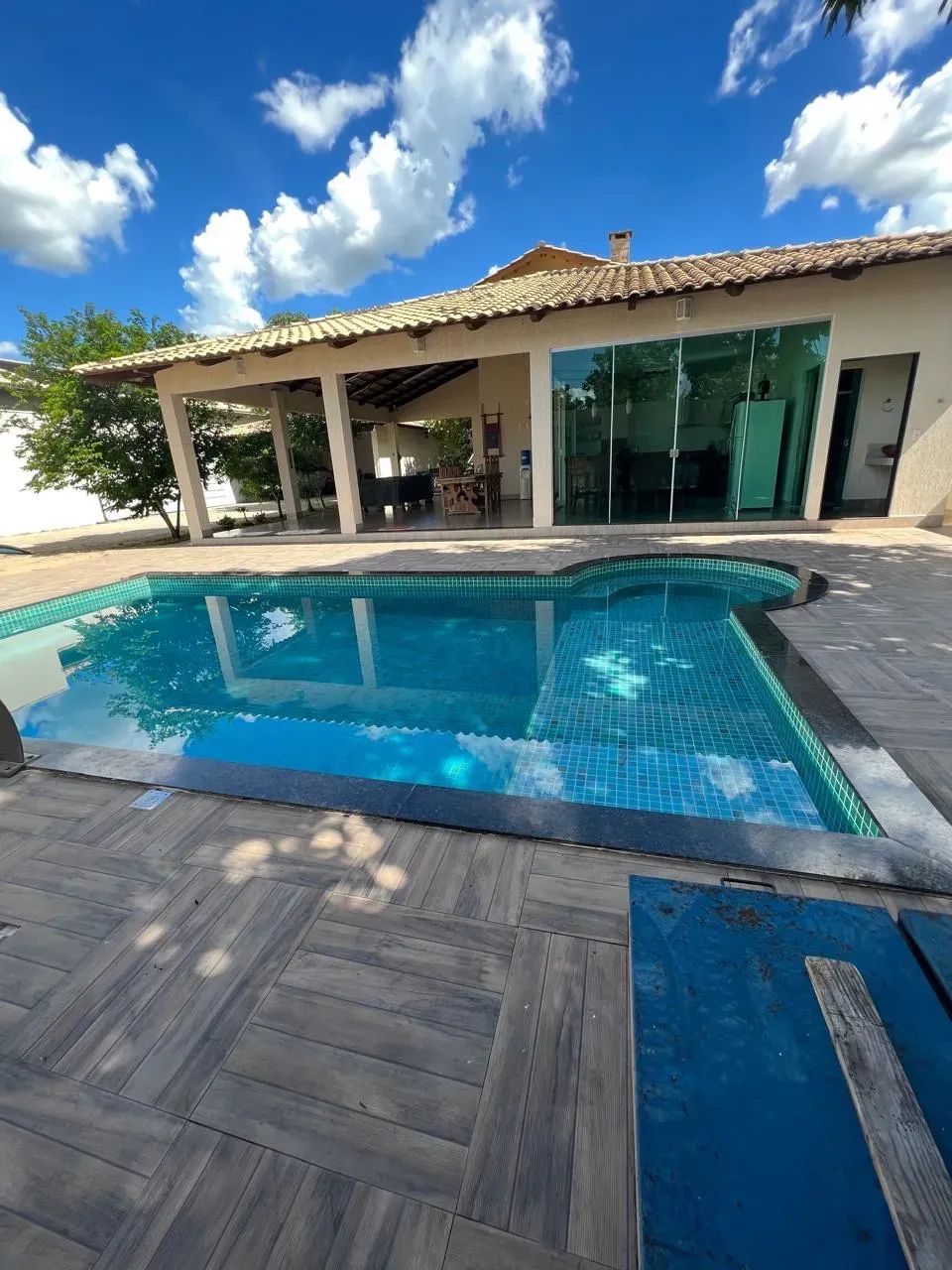 CASA EM ARUANÃ-GO / 04 SUÍTES - LOTE: 720m2