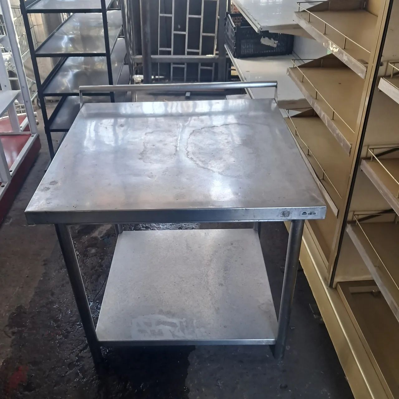 Mesa e cuba de inox (as duas)