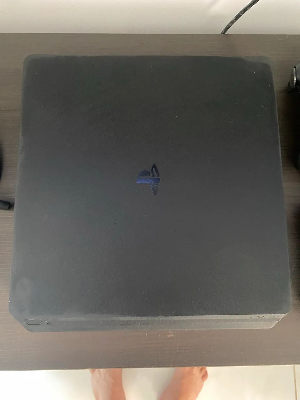 PS4 slim - 1TB - 2 controles - Foto 3