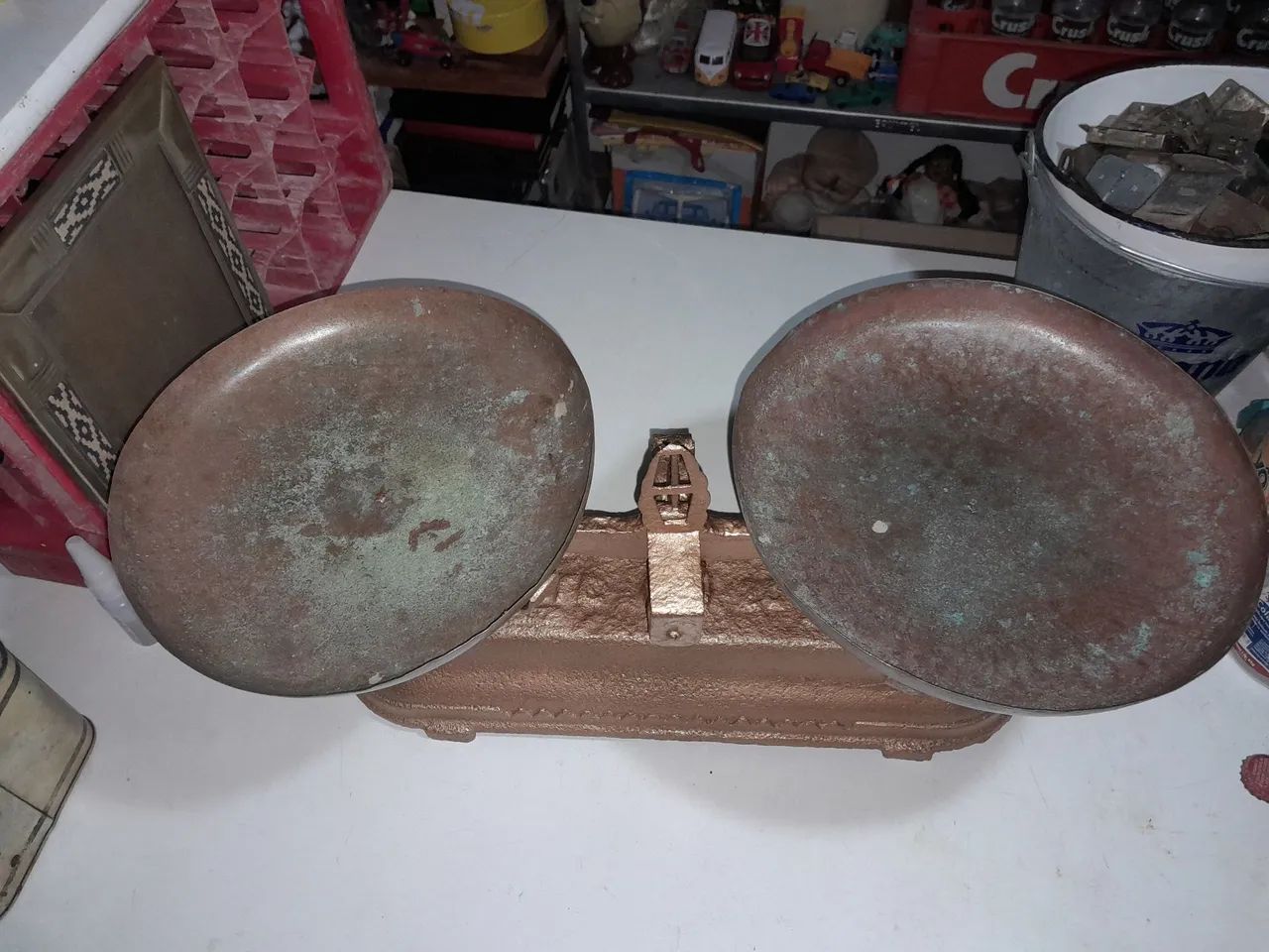 Balança antiga de pratos com 3 pesos  - Foto 4