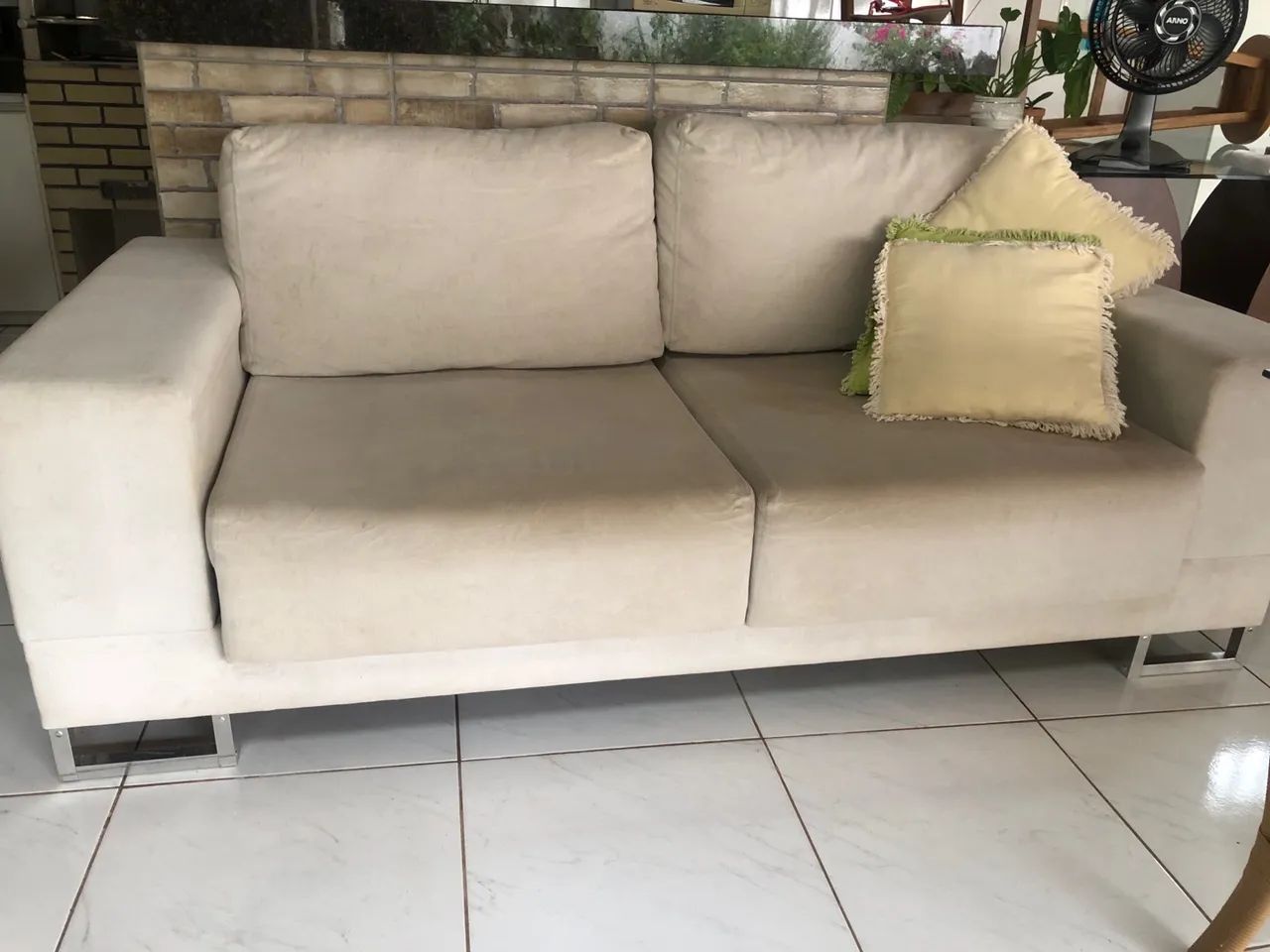 Sofá de 3 lugares com pés em inox