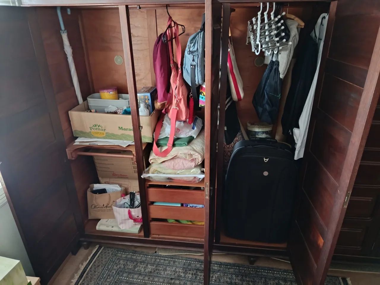 Guarda roupa antigo de madeira  - Foto 2