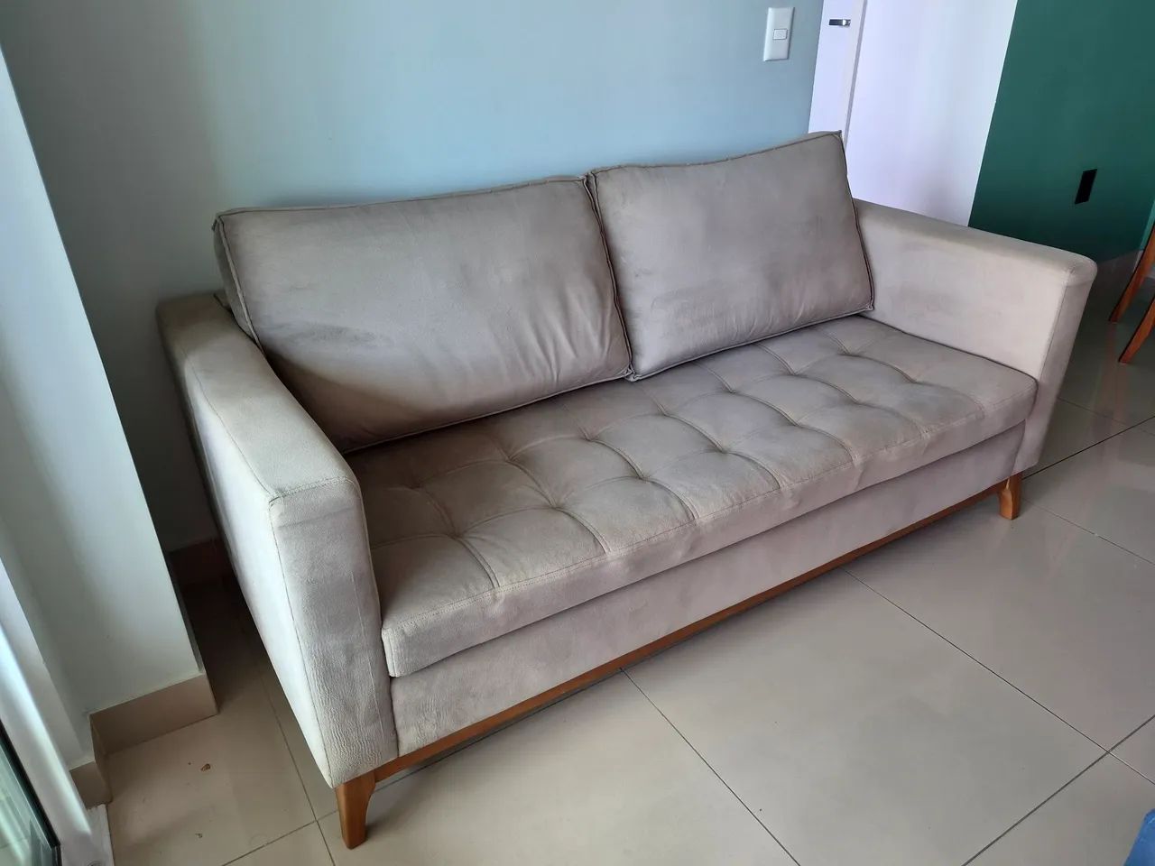 Sofá 3 lugares em Suede