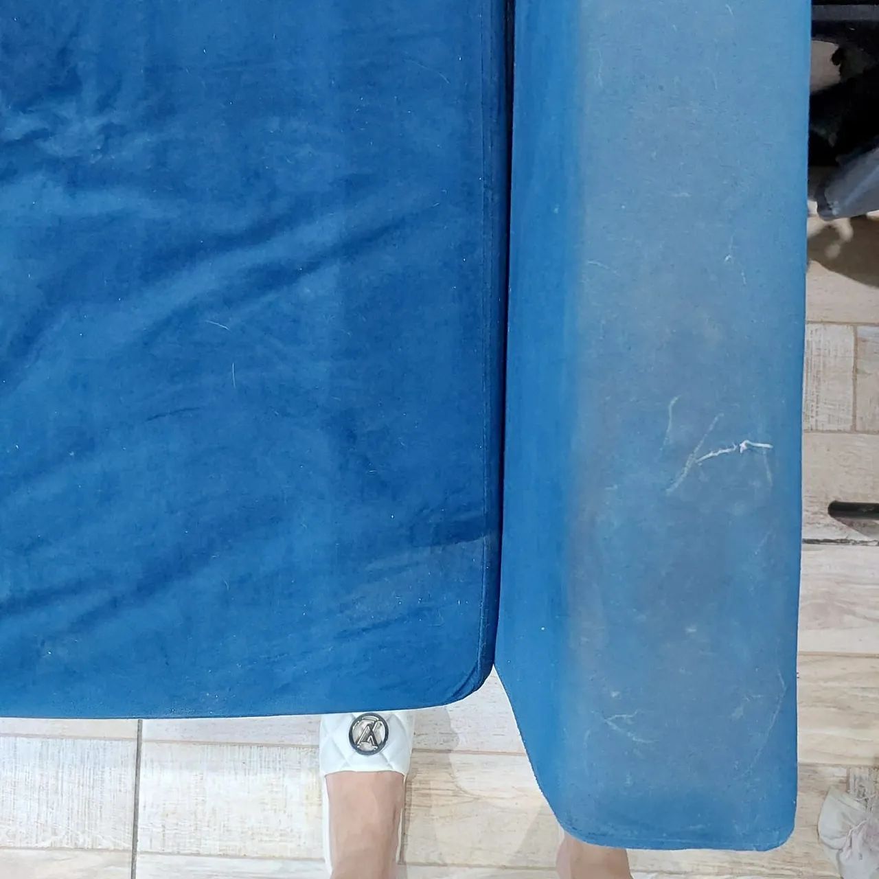 Sofa cama suede azul usado - Mudança -baixei pra sair logo - Foto 5
