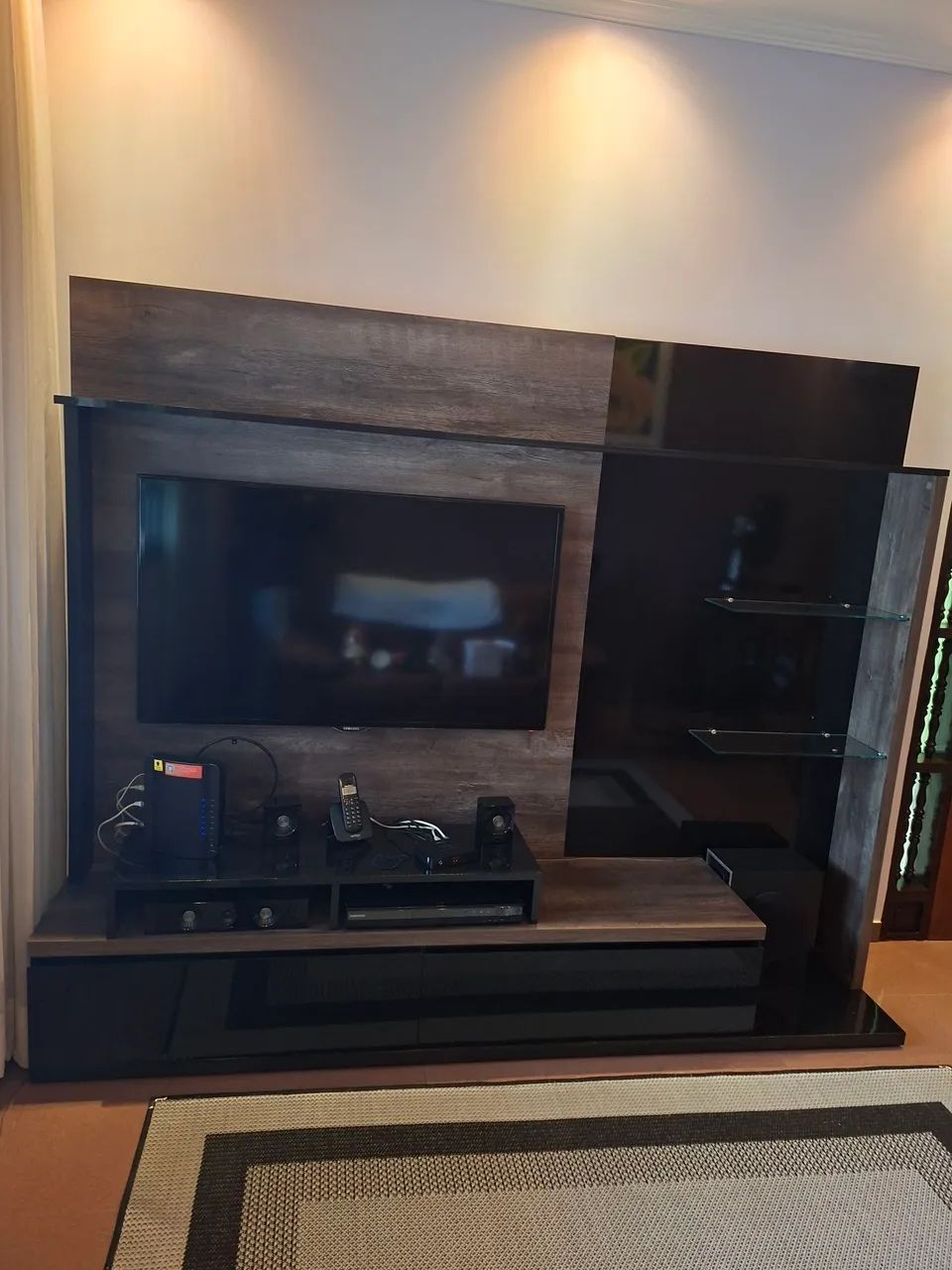 Painel / home completo com nichos, gavetas e torre lateral