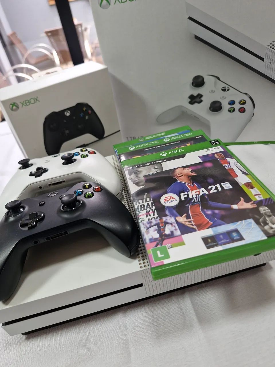 XBOX ONE S 1Tb com 2 Controles - Foto 2