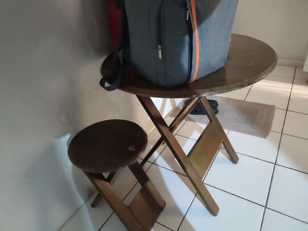 Mesa de madeira com dois bancos