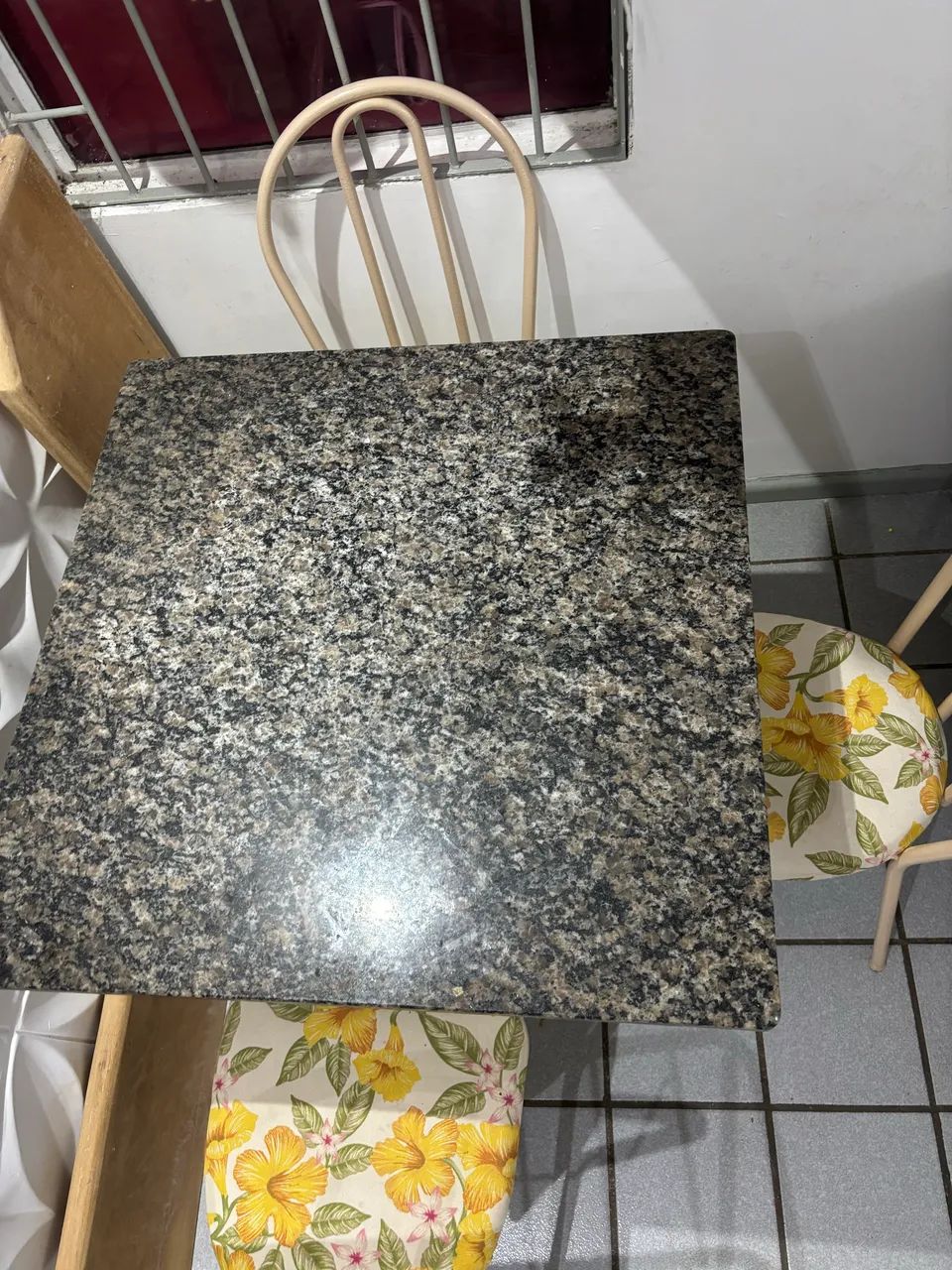 Vendo mesa de granito com 3 cadeiras cobertas e pintadas 