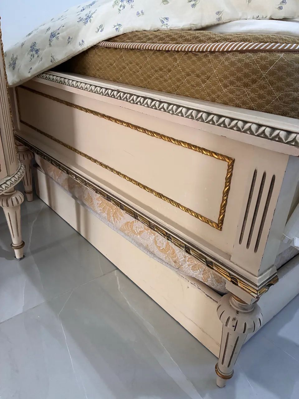 Cama de solteiro estilo Luis XVI acompanha uma cômoda  - Foto 4