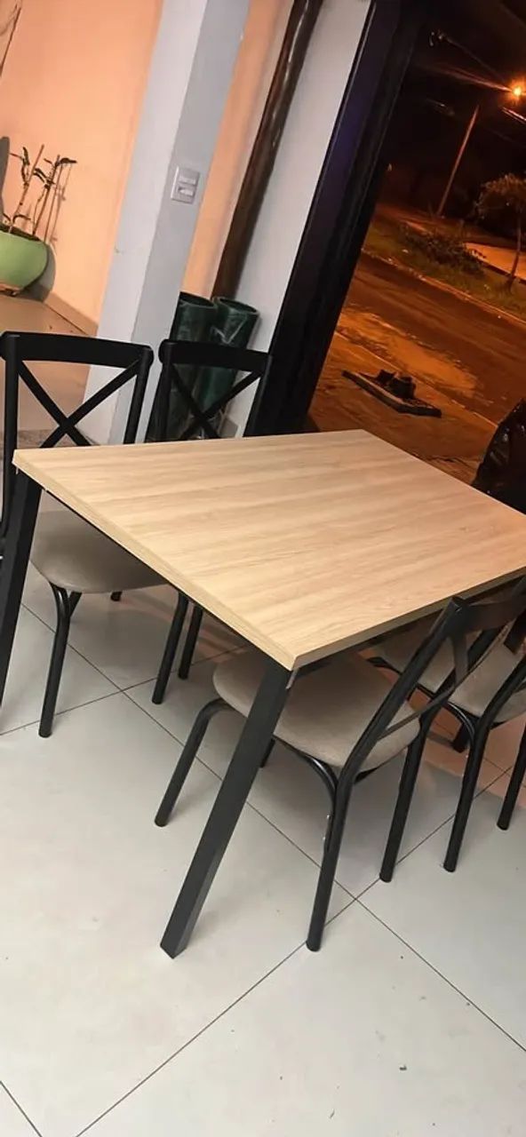 Mesa de Jantar com Quatro Cadeiras  - Foto 4