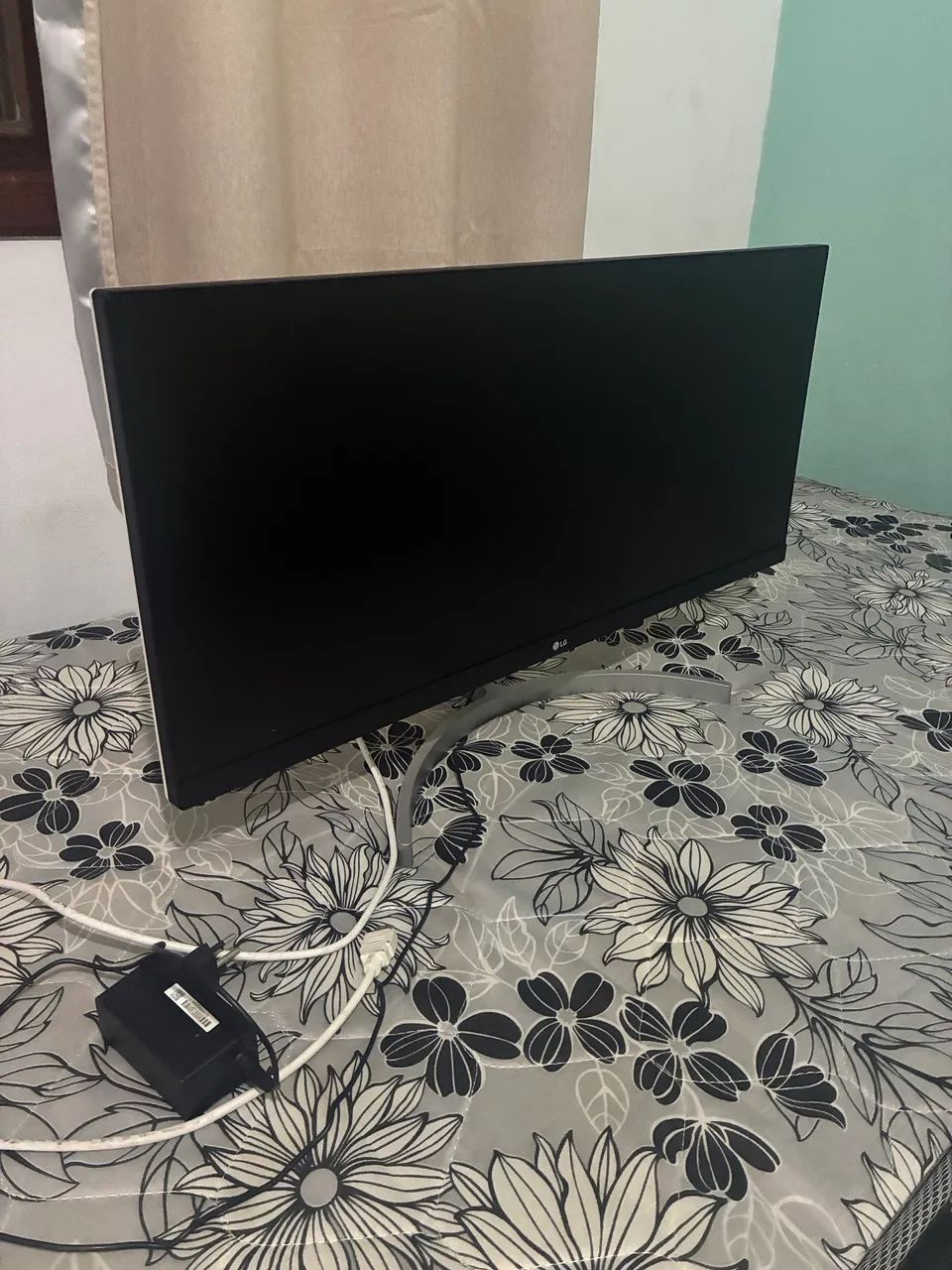 Monitor LG ultrawide com auto-falantes