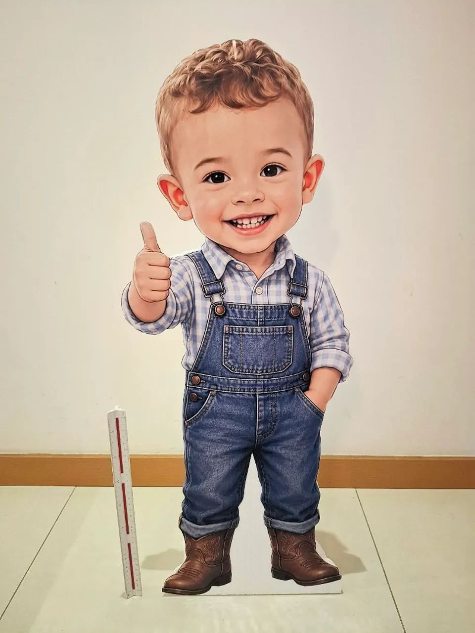 Display de chão personalizado com caricatura de criança