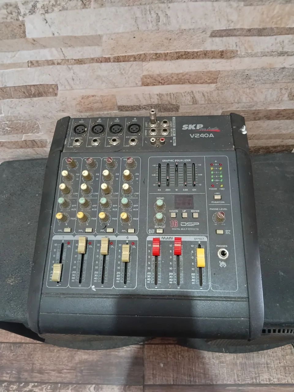 Vendo esse conjunto de som 2 caixa de som mesa é 1 microfone. - Foto 4