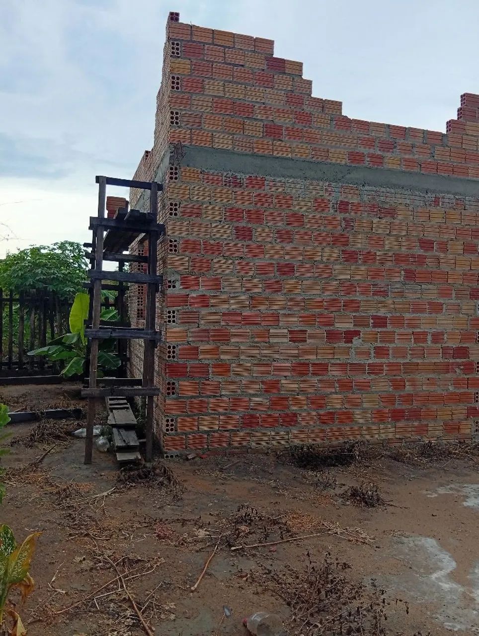 Vende-se um terreno com uma construção  - Foto 2