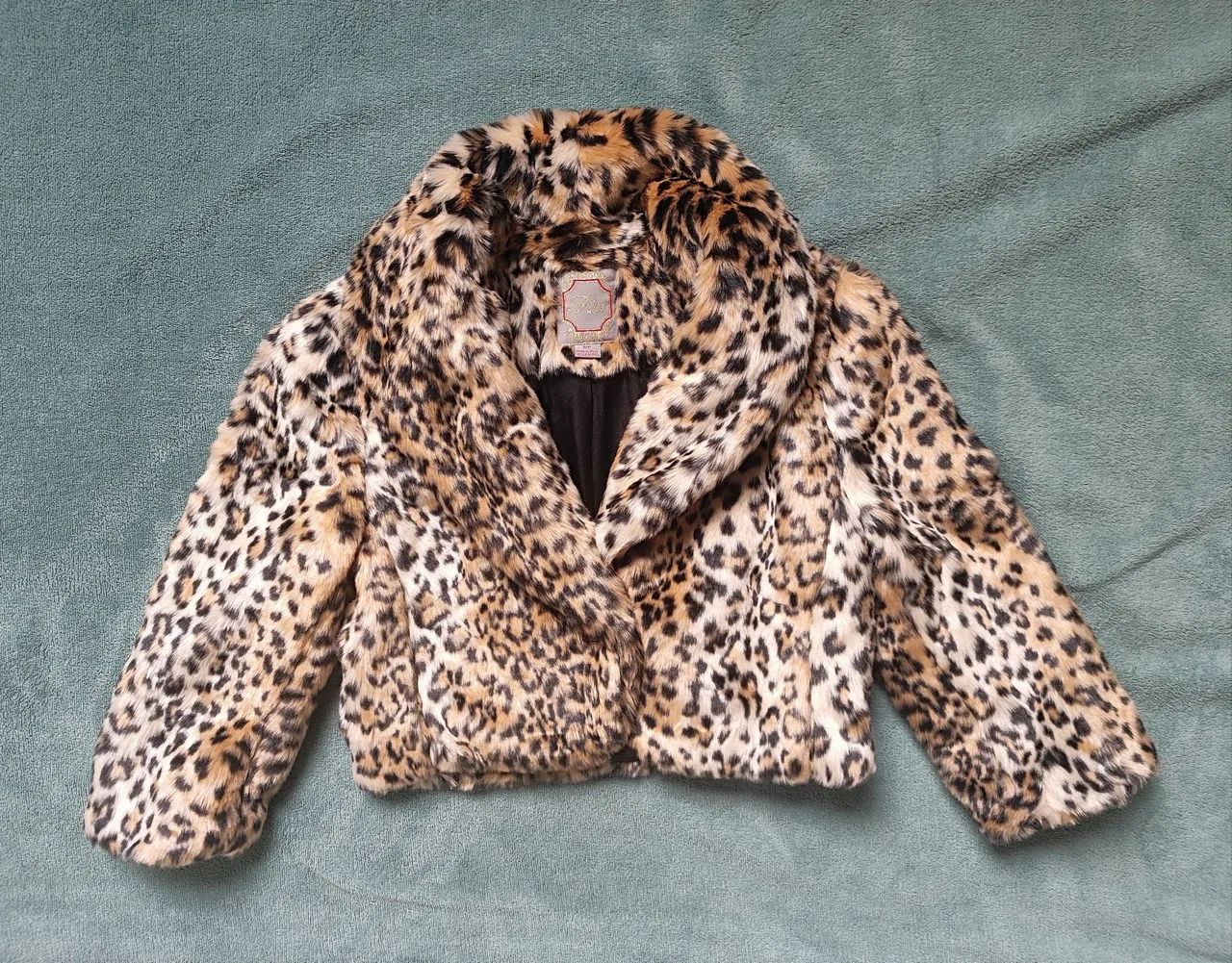 Casaco cropped de pelúcia animal print