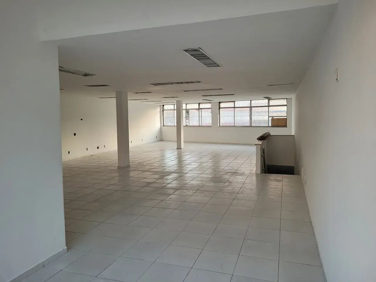 Sobreloja de frente, para locação, com 138 m², em Madureira - Estrada do Portela