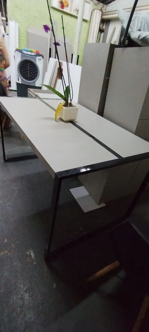 Mesa em MDF com pé de ferro 