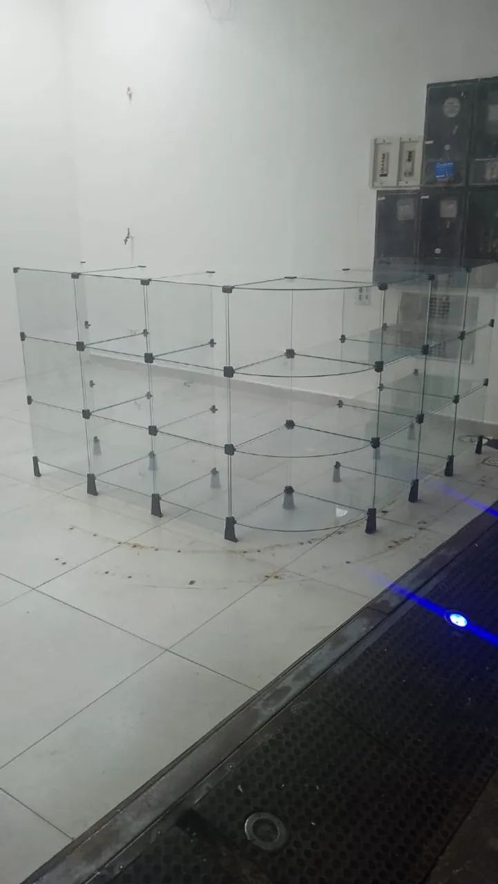 Balcão de vidro em L 