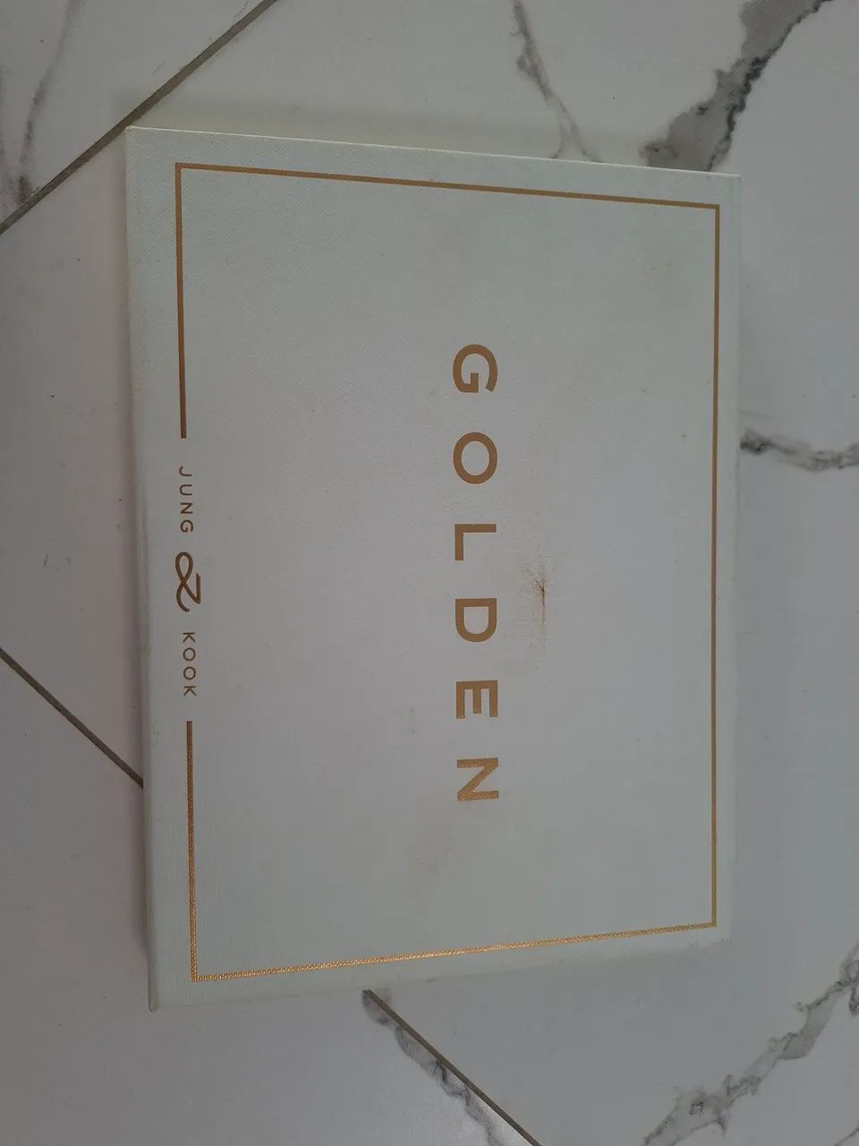 Álbum solo Jung Kook GOLDEN (Solid ver.).
