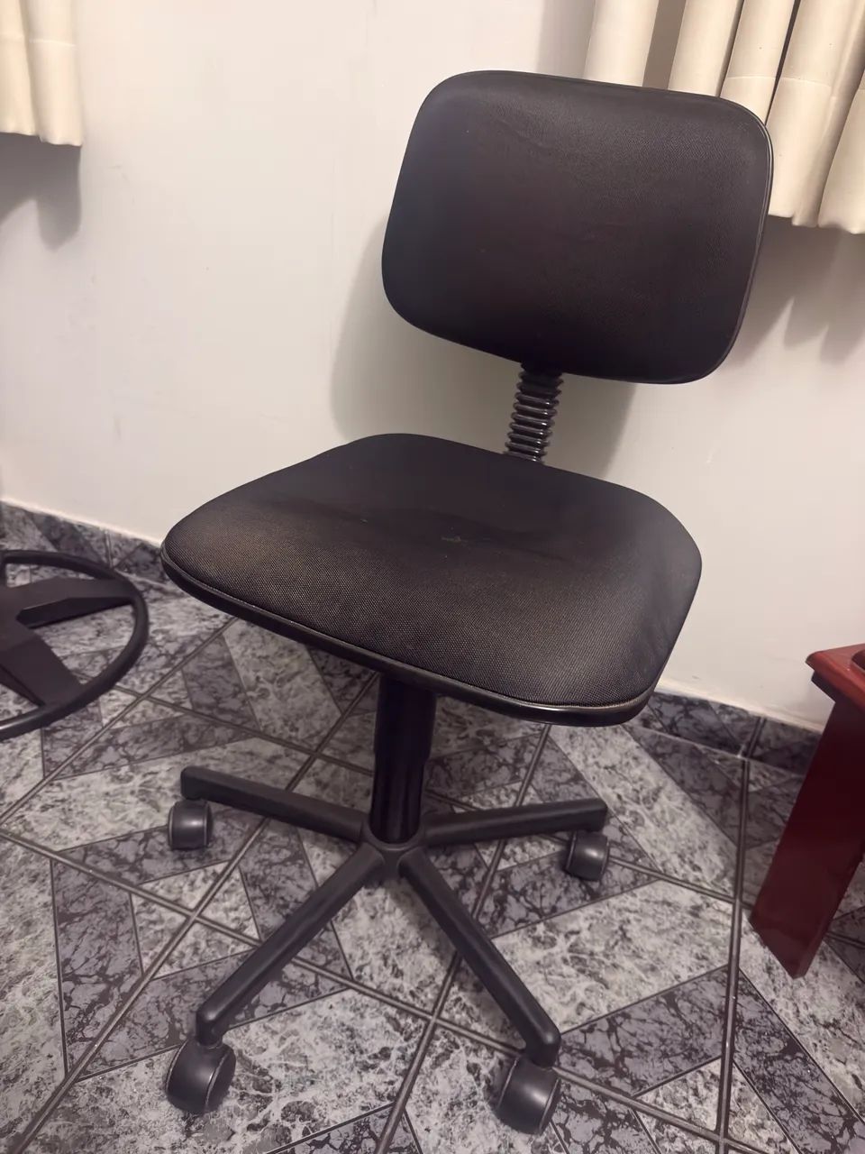 Vendo cadeira para escritório, sem encosto.