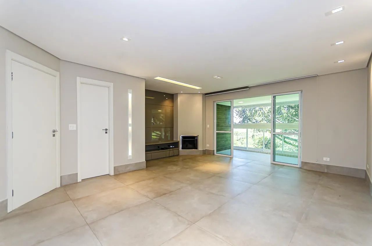 Apartamento com três quartos no Ecoville