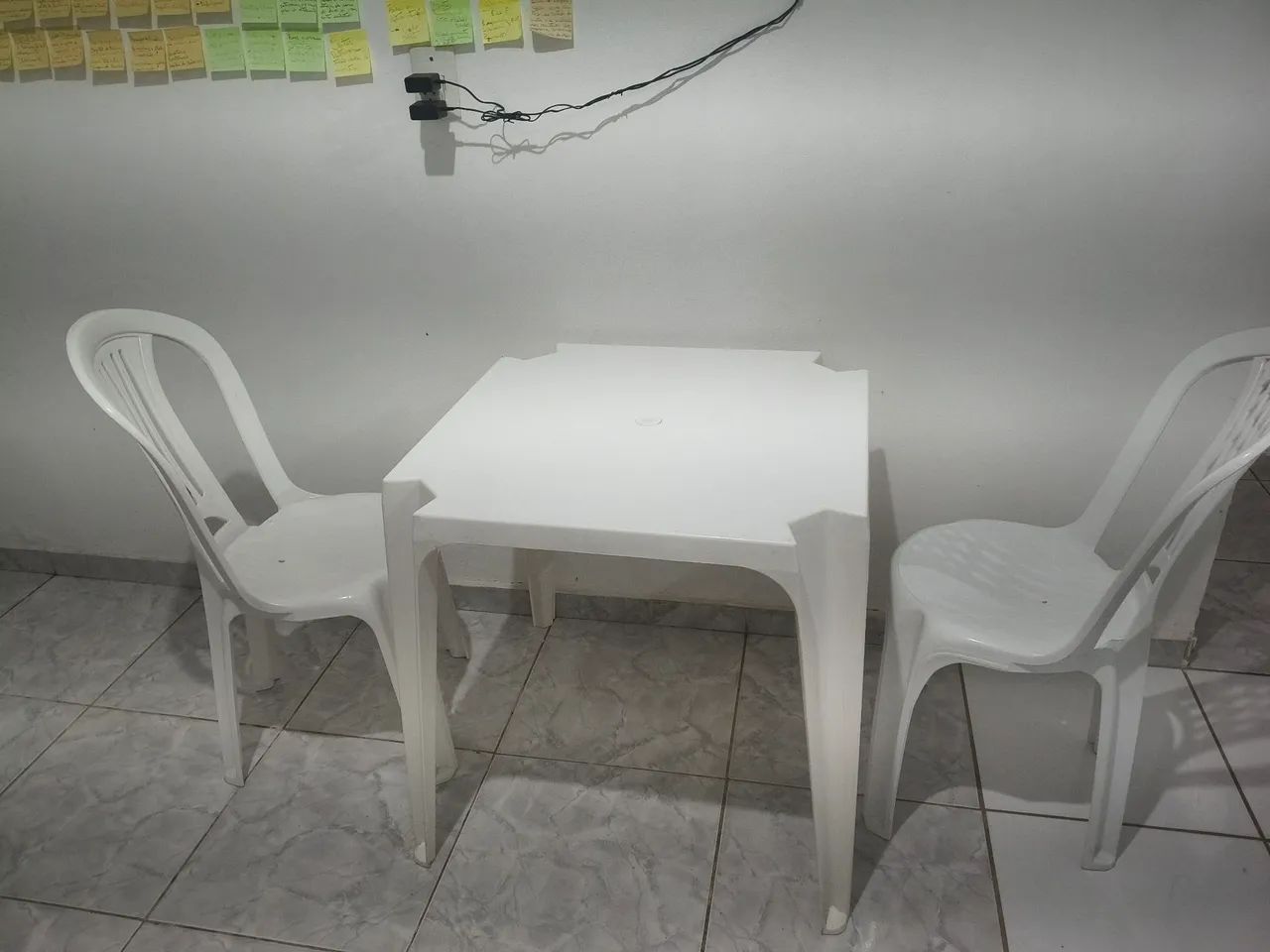 MESA DE PLÁSTICO COM DUAS CADEIRAS - Foto 3