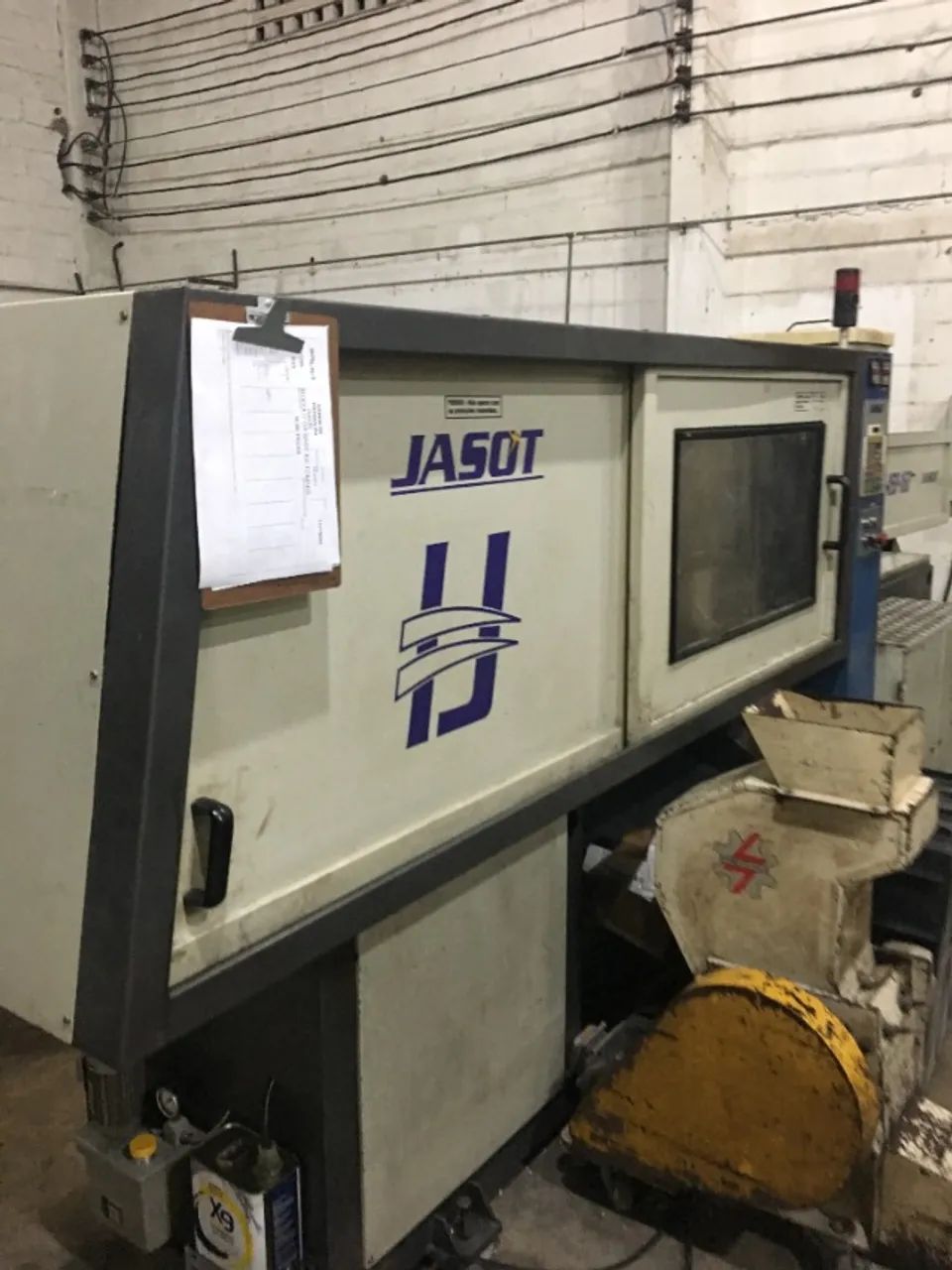 Injetora Jasot 450/160 - 160T 2001 com moinho Primotecna, máquina trabalhando.