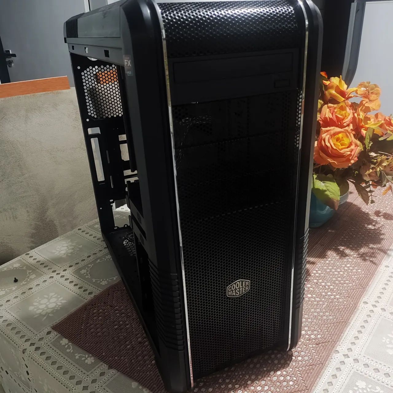 Gabinete cooler master 