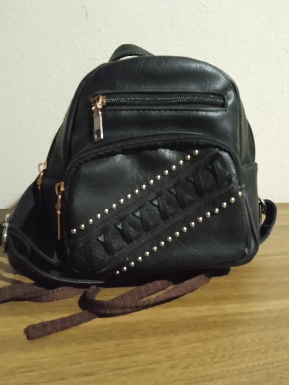 Mini mochila preta couro sintético 