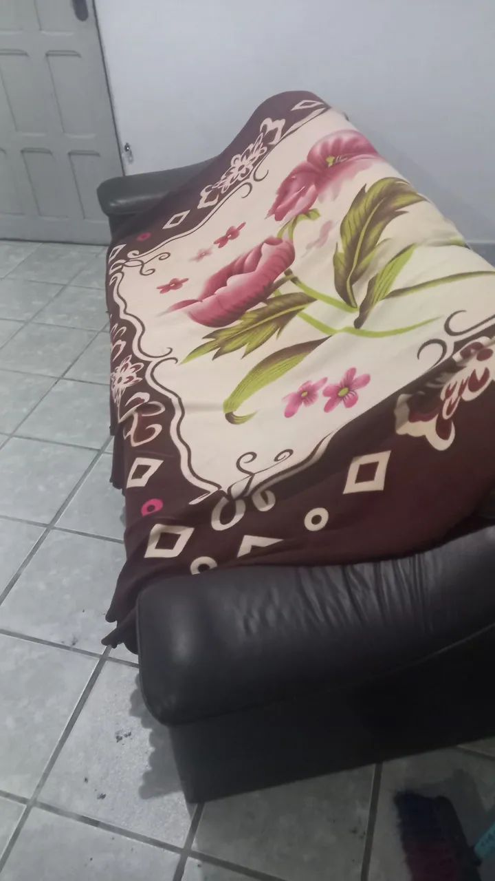Sofa de 3 lugares e uma comoda com 4 gavetas - Foto 2