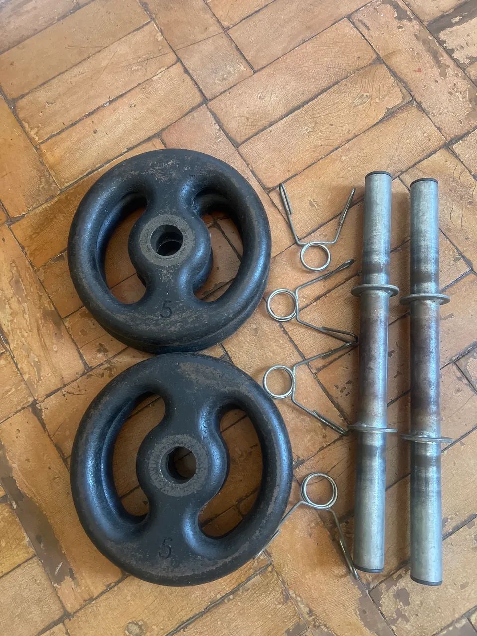 2 Halteres com 4 anilhas de 5k de ferro 