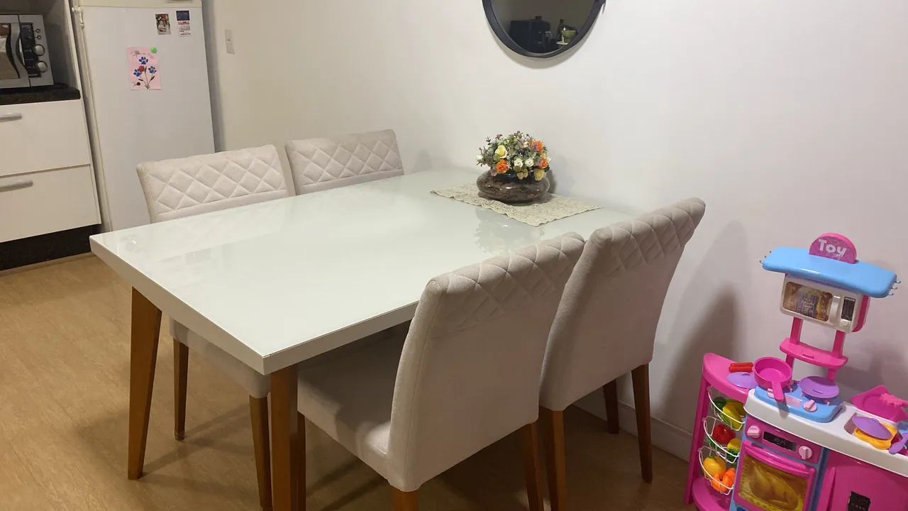 Mesa com 4 cadeiras 