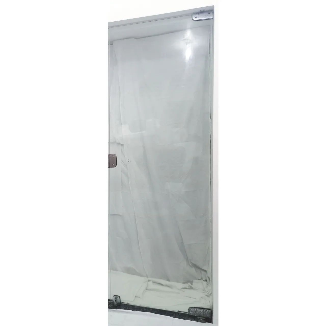 Porta de vidro temperado. Largura 71 cm x Altura 202 cm x Espessura 1 cm.