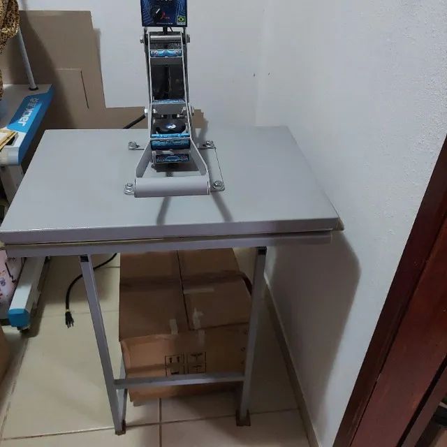 Prensa térmica Maquinatec 60x40 manual 127v completa com cavalete