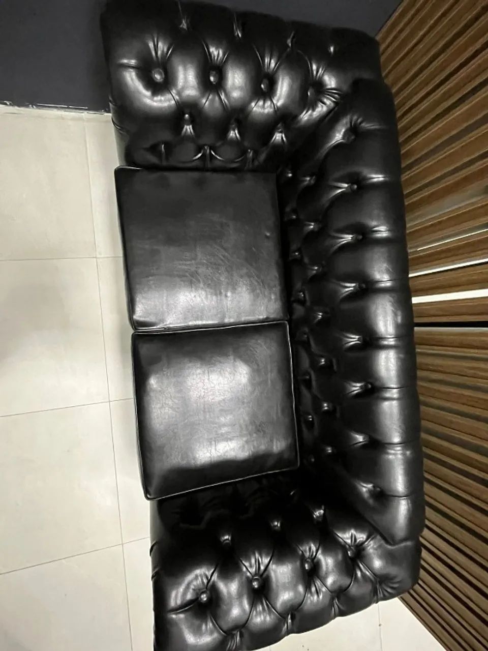 Sofá Chesterfield preto couro ecológico 2 lugares - Foto 4