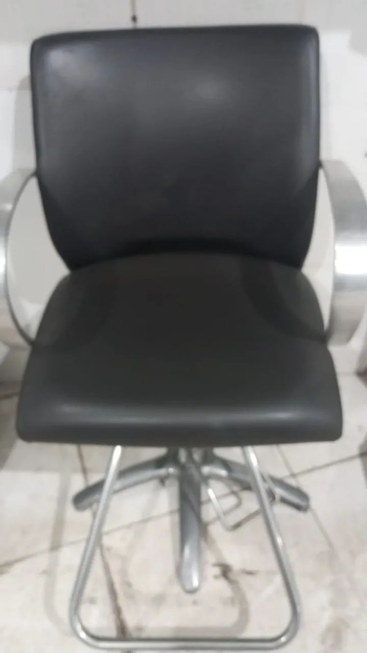 (Cód 046) Cadeira de barbeiro PRISMEC com base giratória 