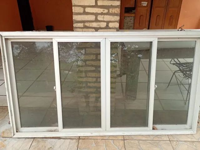 Vendo esquadria de alúminio com vidro de 1,5m