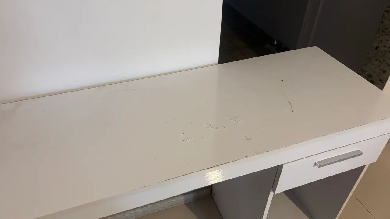 Vendo escrivaninha com gaveta - com marcas de uso - Foto 5