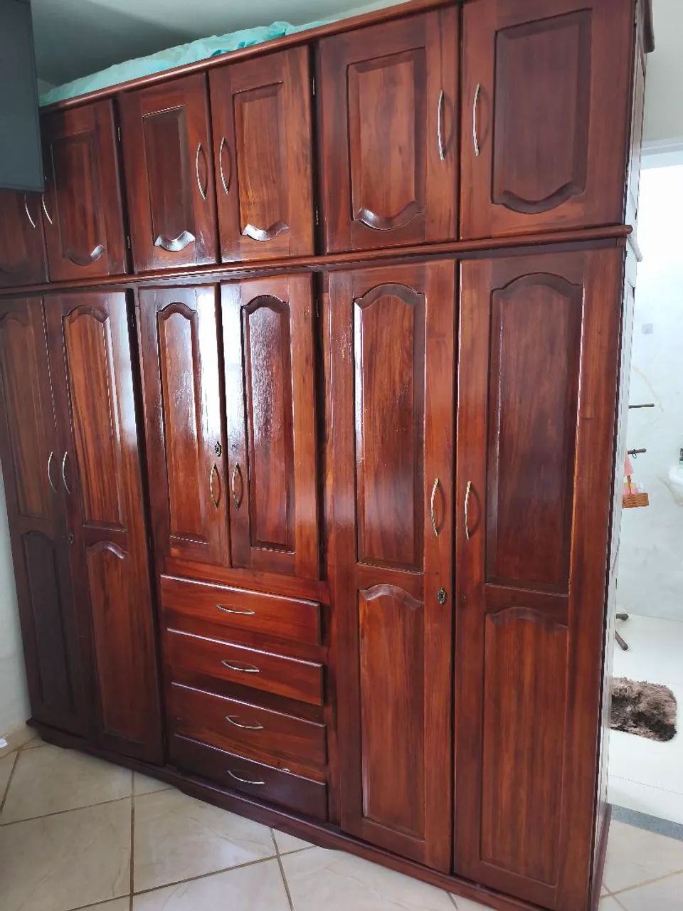 Guarda roupas de madeira 