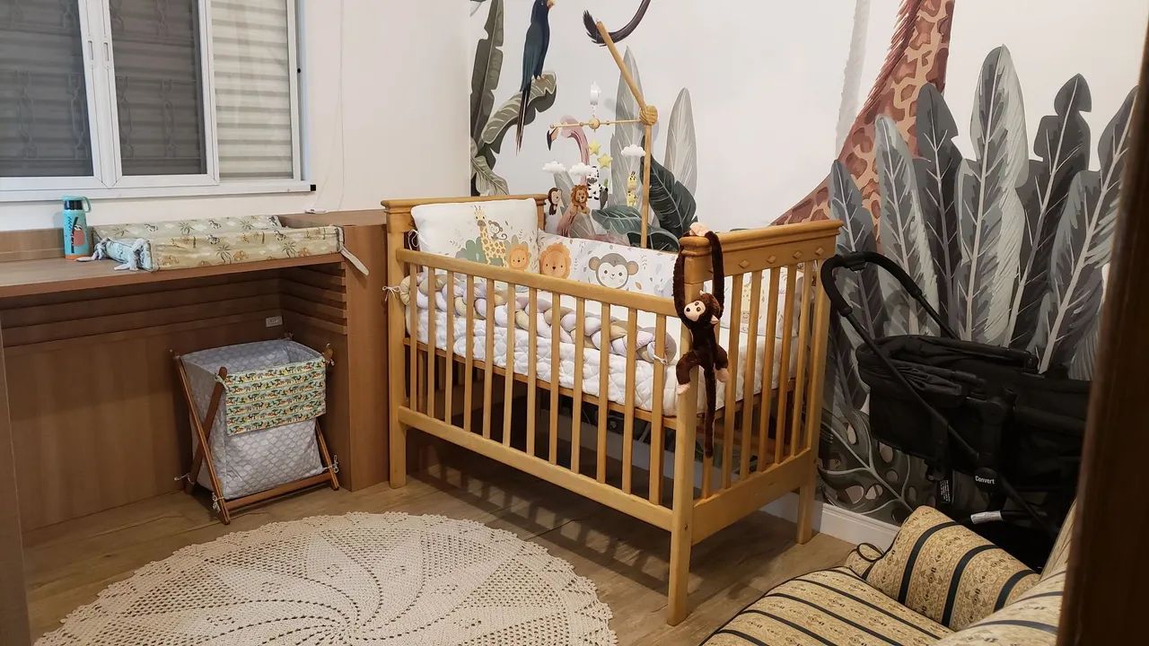 Berço de madeira maciça + colchão 