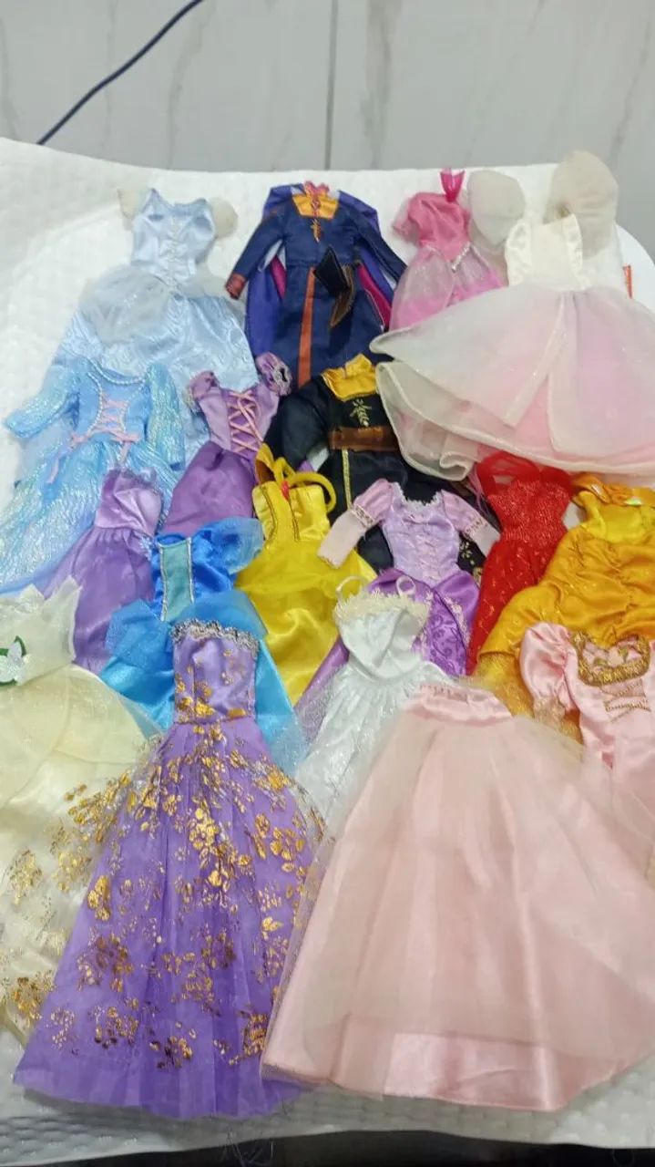Lote com 18 vestidos Barbie princesa 