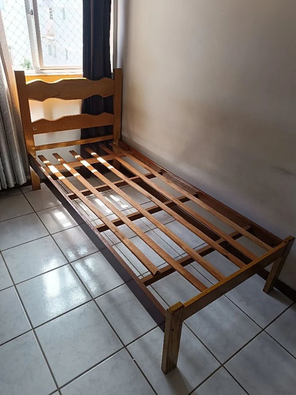 Cama de madeira R$450